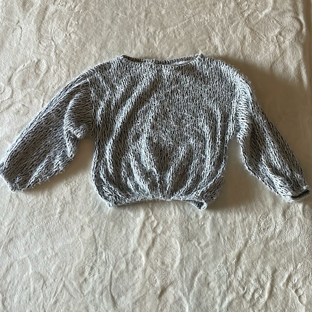 Jennifer Lopez brand knitted sweater . Used and great condition. Small size.